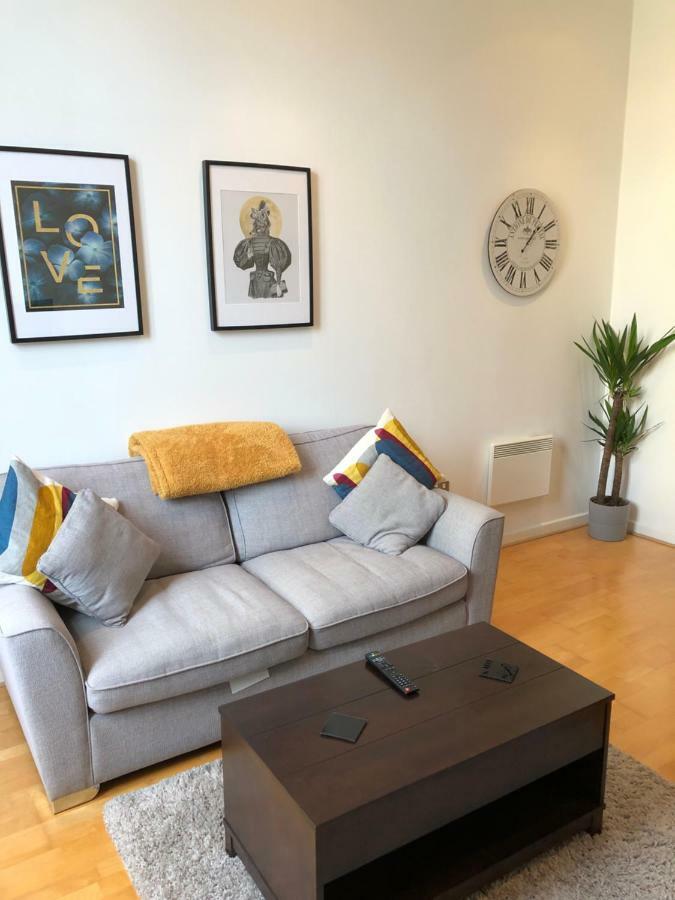 Stylish City Centre Apartment คาร์ดิฟฟ์ ภายนอก รูปภาพ