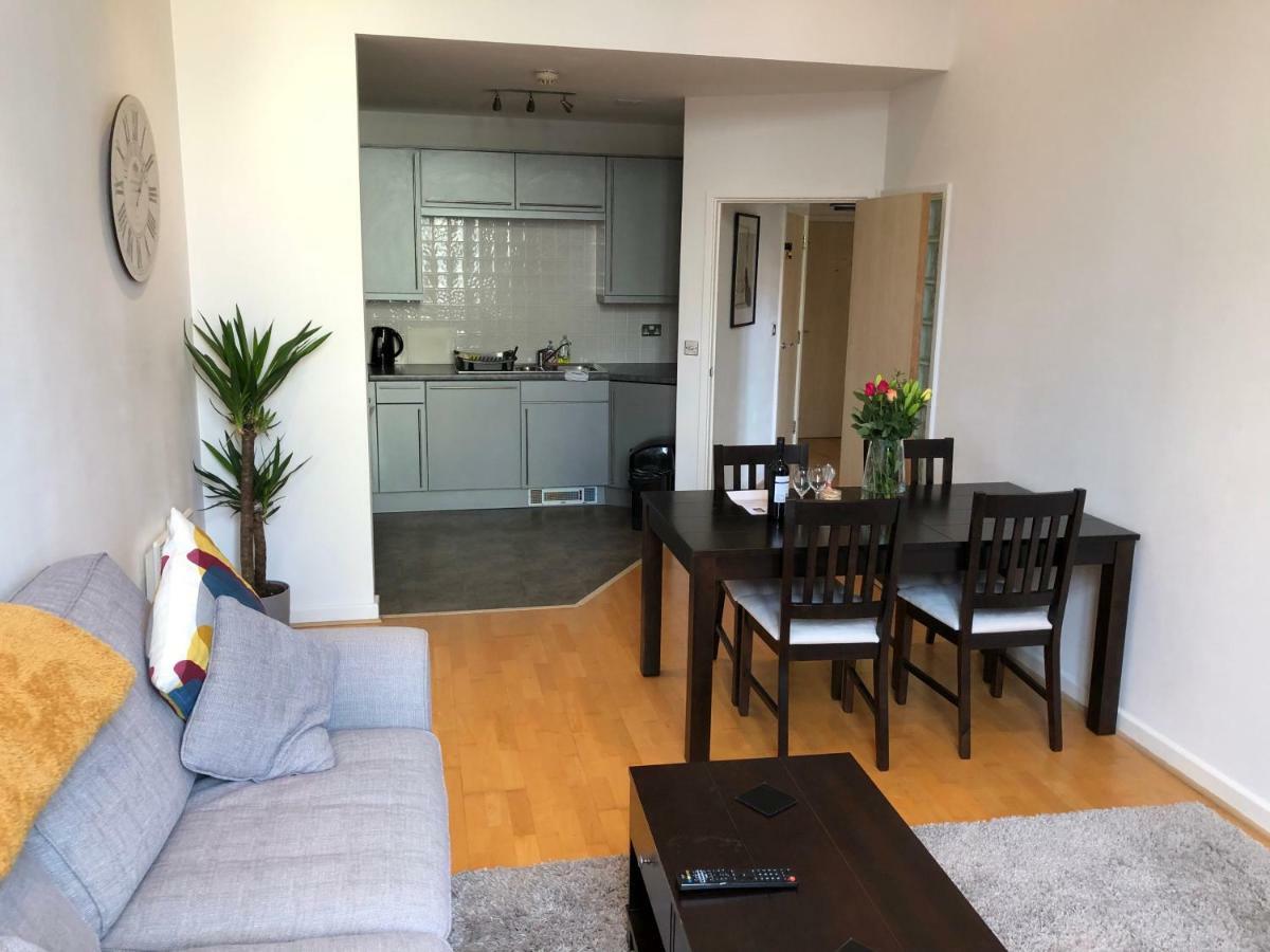 Stylish City Centre Apartment คาร์ดิฟฟ์ ภายนอก รูปภาพ