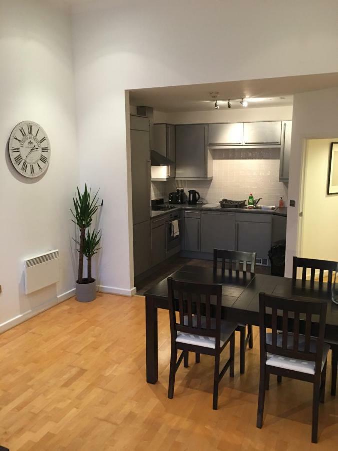 Stylish City Centre Apartment คาร์ดิฟฟ์ ภายนอก รูปภาพ